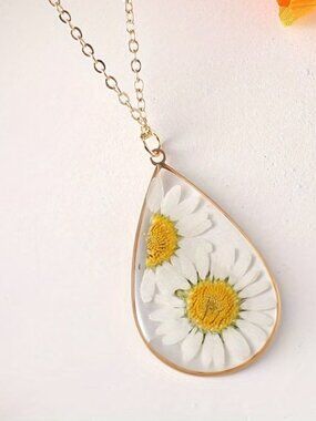 🆕️ Artisan Real Floral & Resin Gold Necklace Daisey  Pendant tear drop NWOT